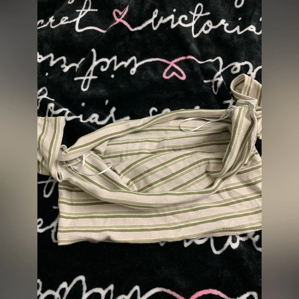 Soft A&F Rib Off-The-Shoulder Cropped Tank - Picture 4 of 6